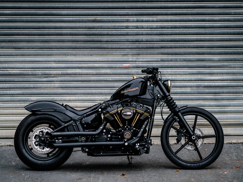 Harley-Davidson Corona Dorado Negro Aparcada